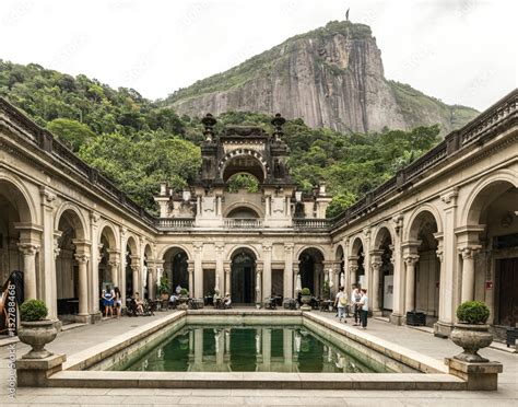 Parque Lage: Kuvittelemaasi Rio de Janeiron Taidetaiteen Keitaassa!