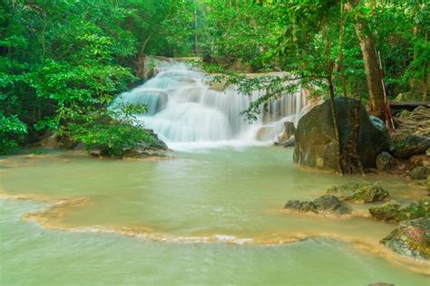 Erawan National Park: Thaimaan Ihastuttava Luonto ja Mystiset Vedenputoukset!